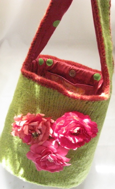 ... free pattern for my felted hobo purse, Bucket of Roses . (more