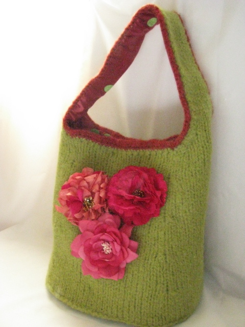 Hope you enjoy this felted Bucket of Roses purse free knitting pattern ...