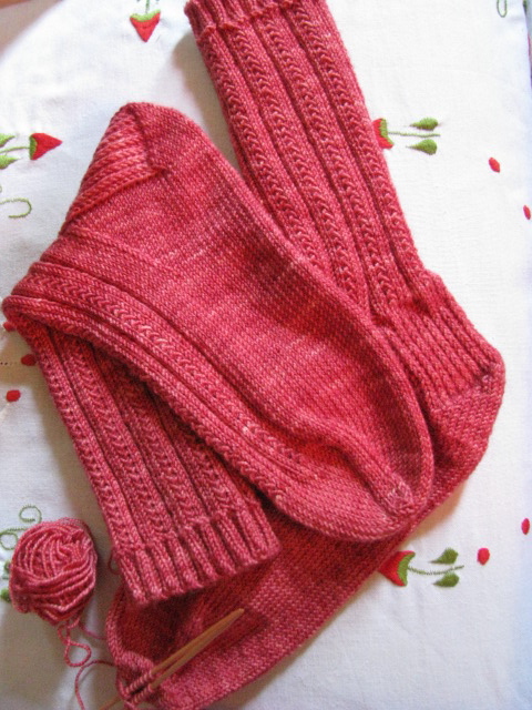 Free easy sock knitting pattern – how to close the toe | Knitnscribble.net